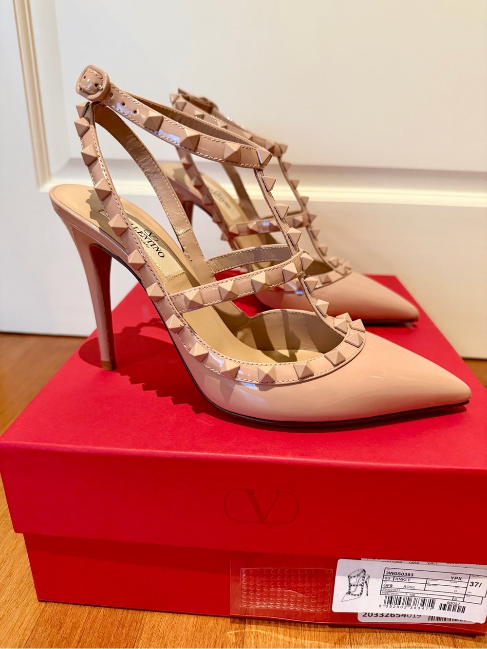 ❗️BNWB❗️Valentino Beige Patent Leather Rockstud Ankle T-Strap Pumps